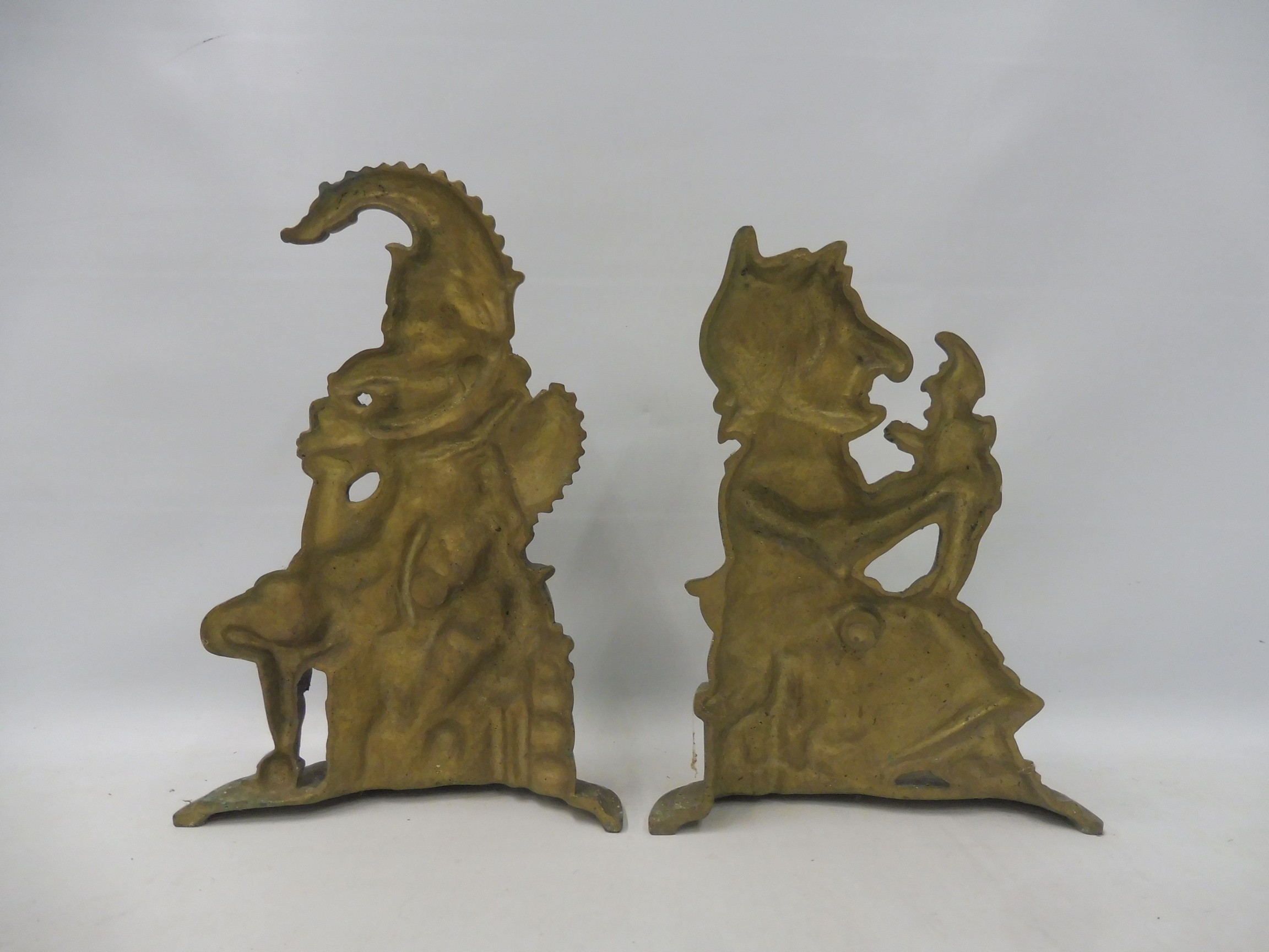 A pair of heavy brass doorstops in the form of Mr and Mrs Punch. - Bild 2 aus 2