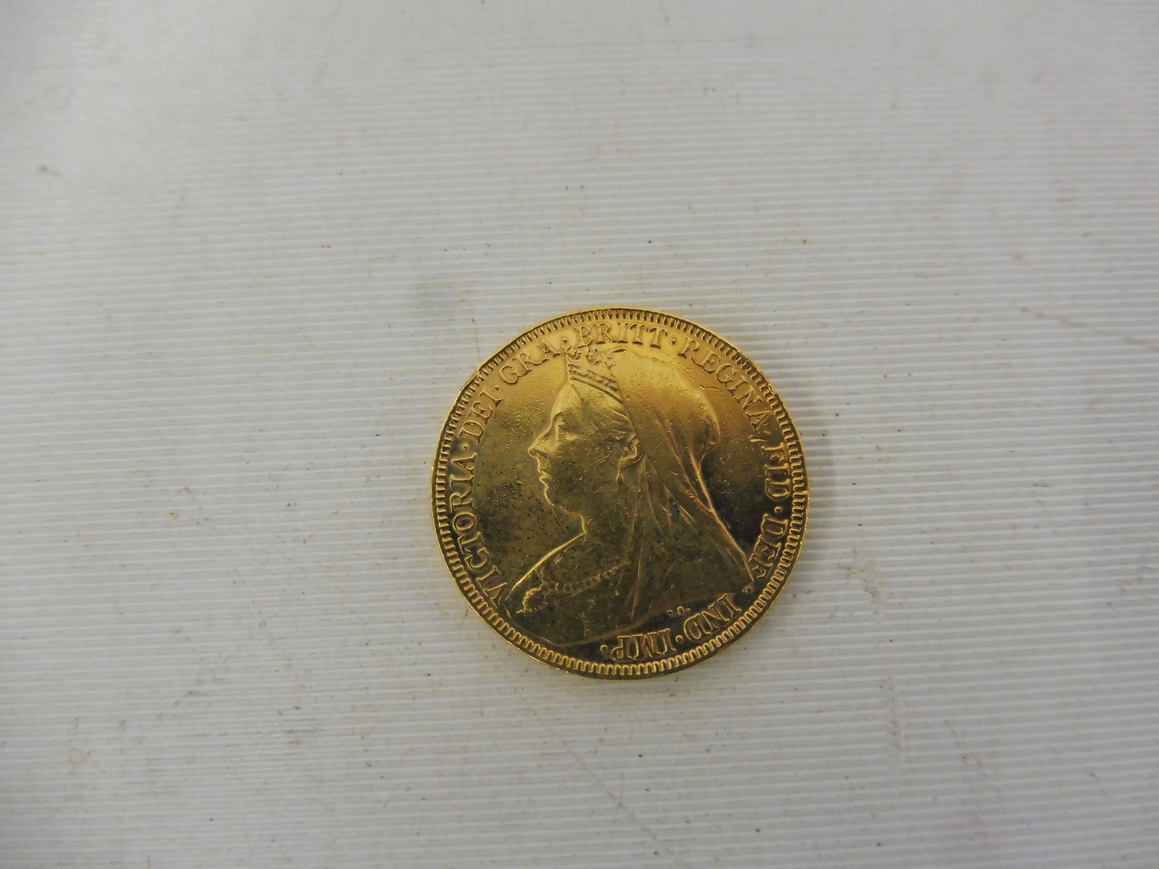 A Victorian gold sovereign, dated 1894, approx. 8g. - Bild 2 aus 2