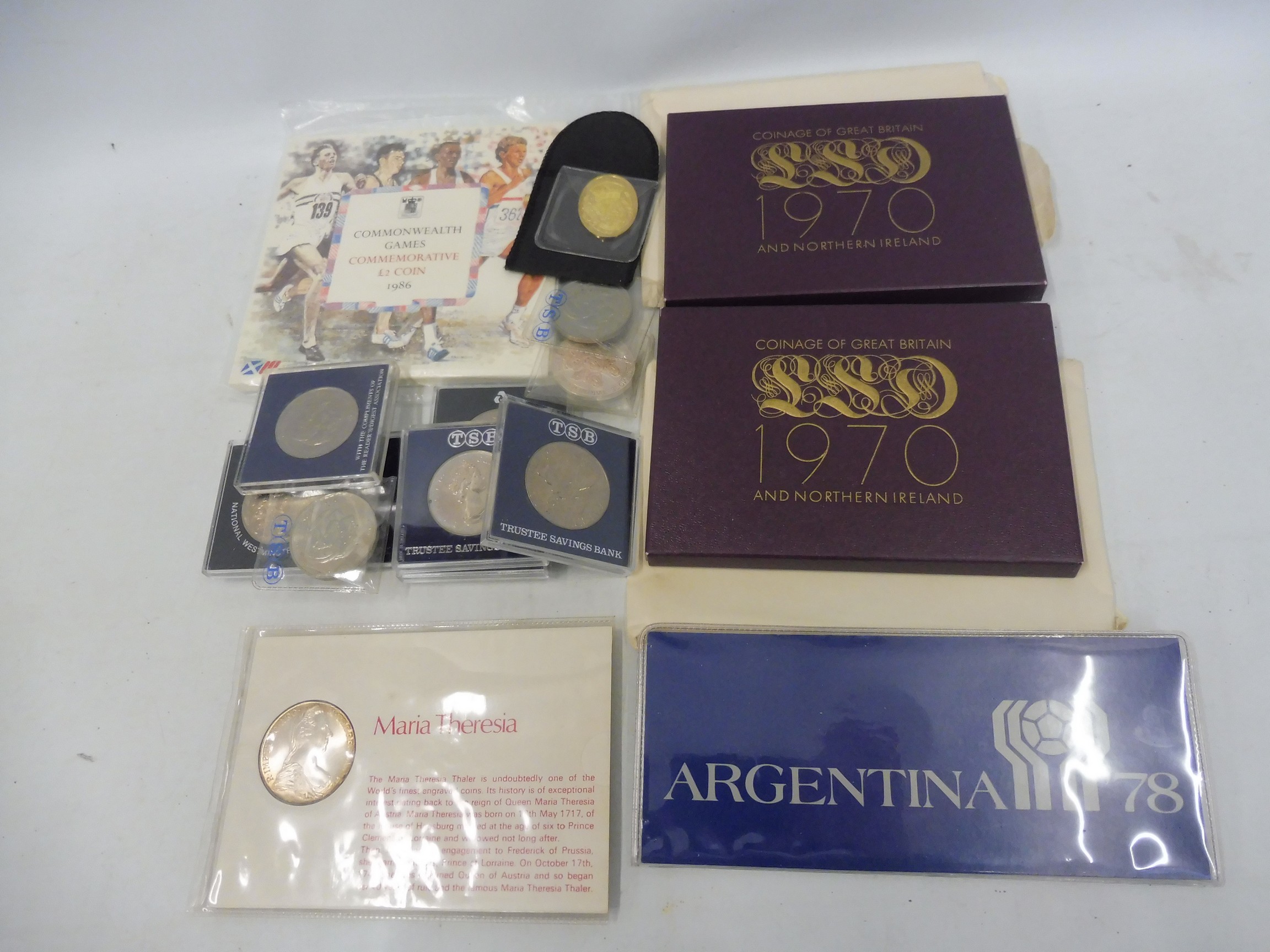 A quantity of assorted commemorative coins, including two 1970 proof sets.