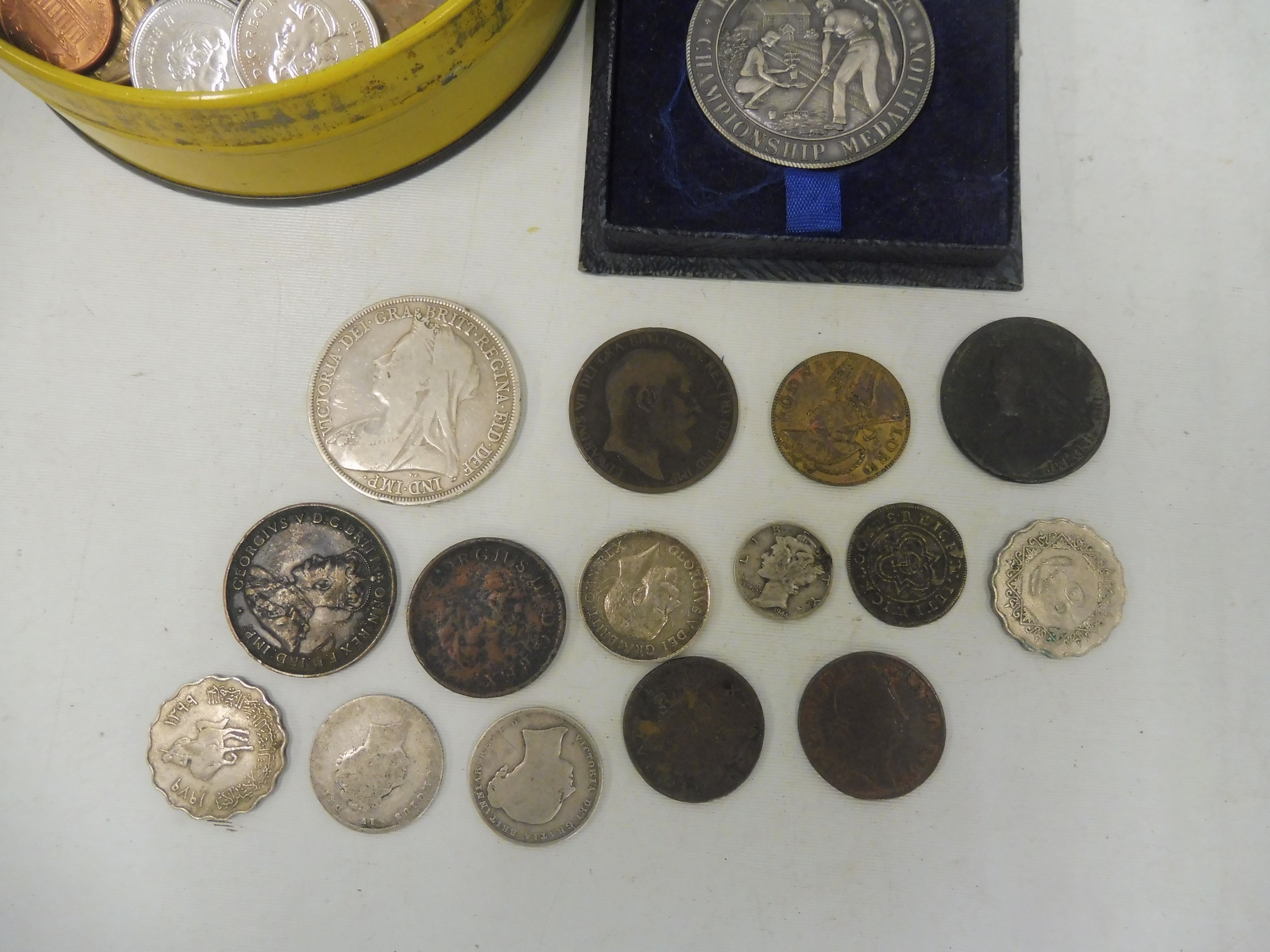 A collection of assorted coins, GB and World, some silver, some early. - Bild 4 aus 4