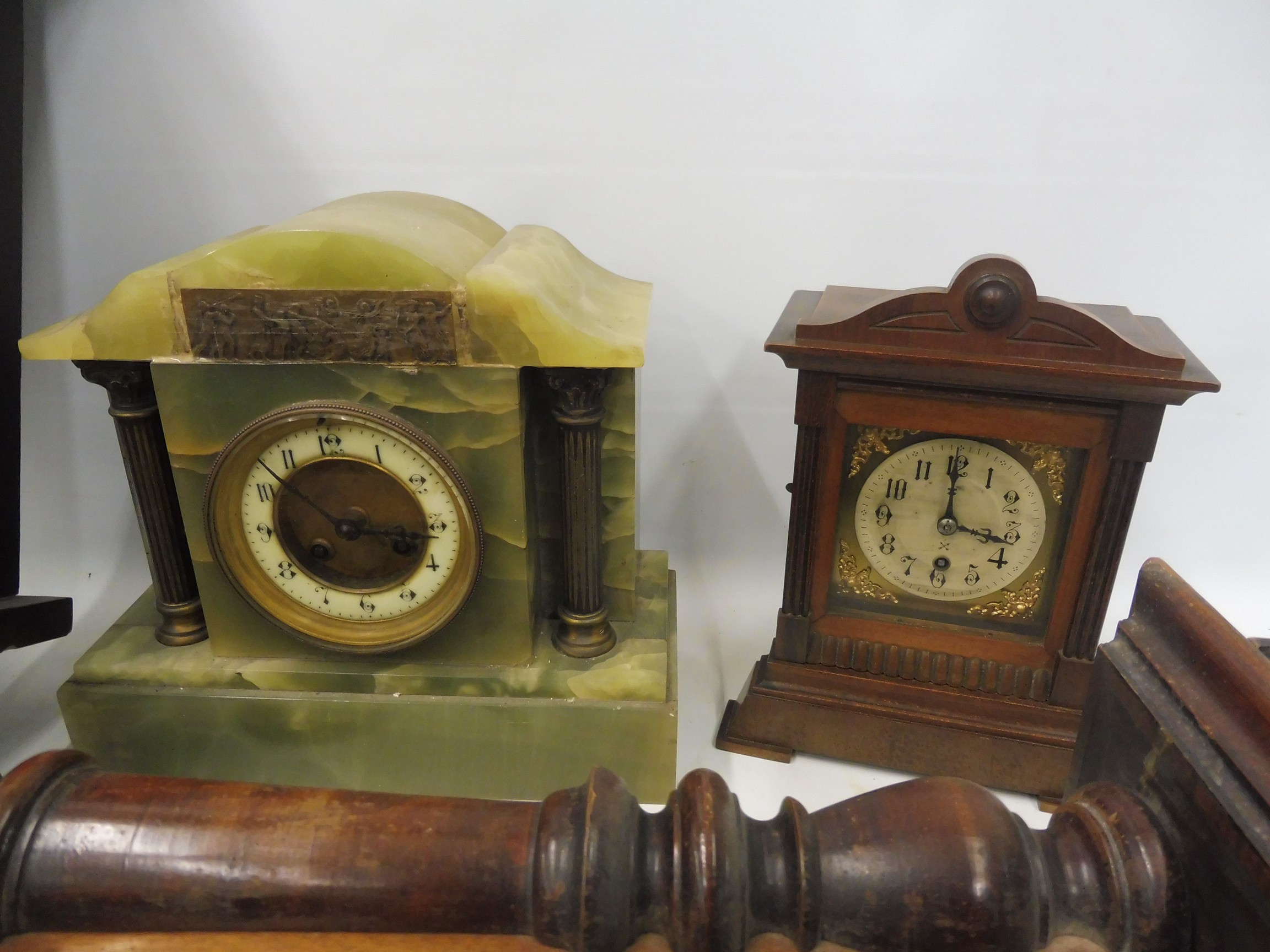 A Vienna-style regulator, a second wall clock plus two mantle clocks. - Bild 2 aus 3