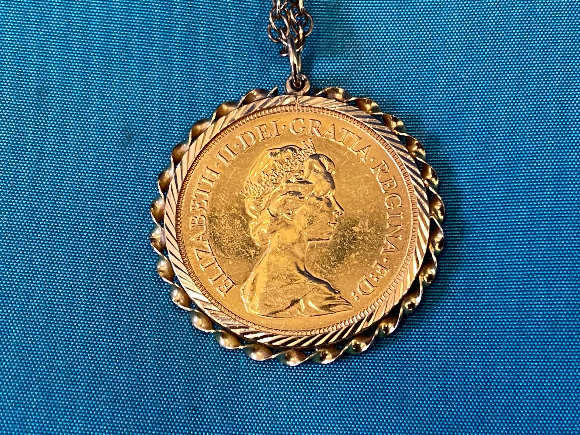 A 1980 gold sovereign in a gold mount hanging on a gold chain, overall weight approx. 13g. - Bild 2 aus 2