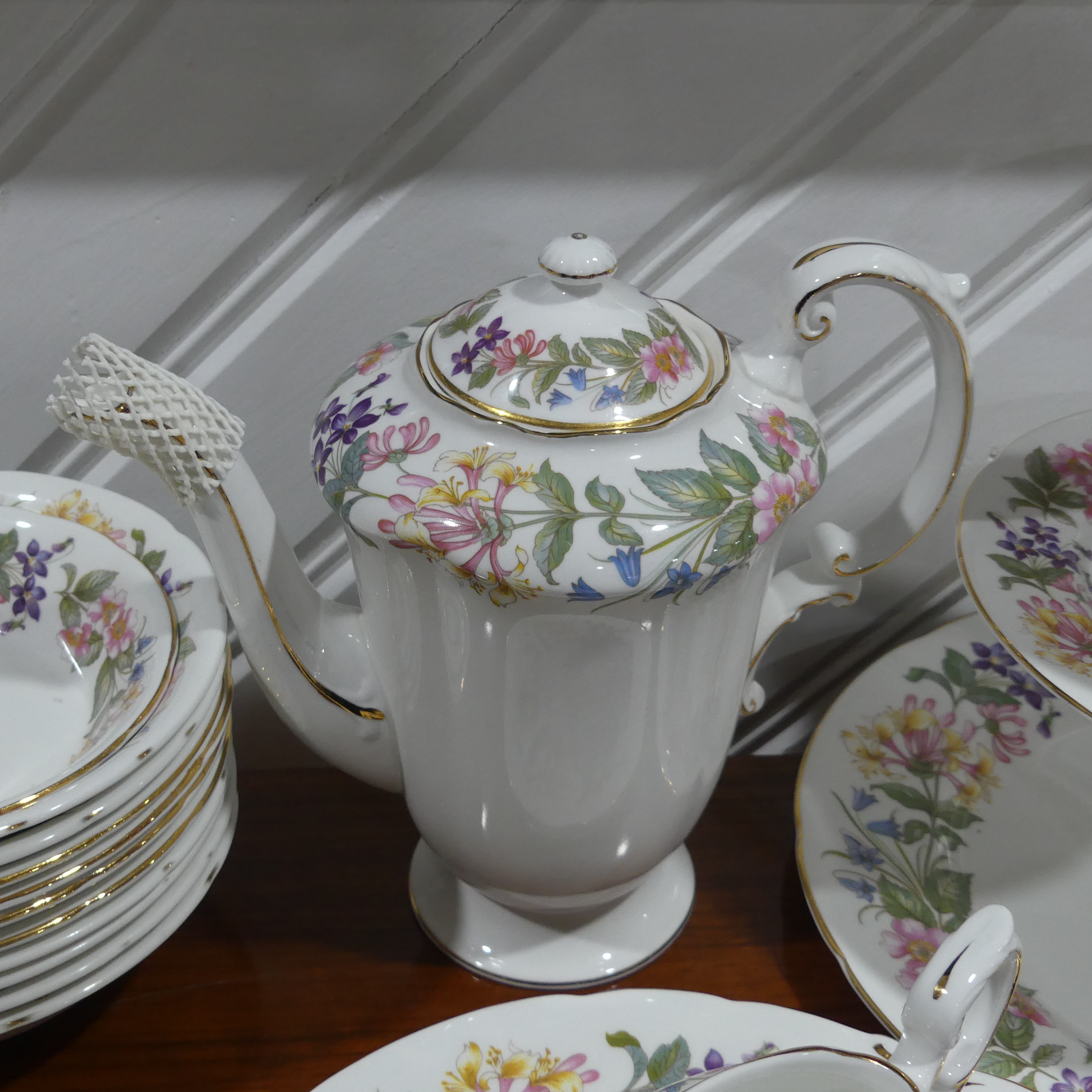 An extensive Paragon Bone China 'Country Lane' Dinner, Tea and Coffee Service, to include Cake - Image 3 of 7