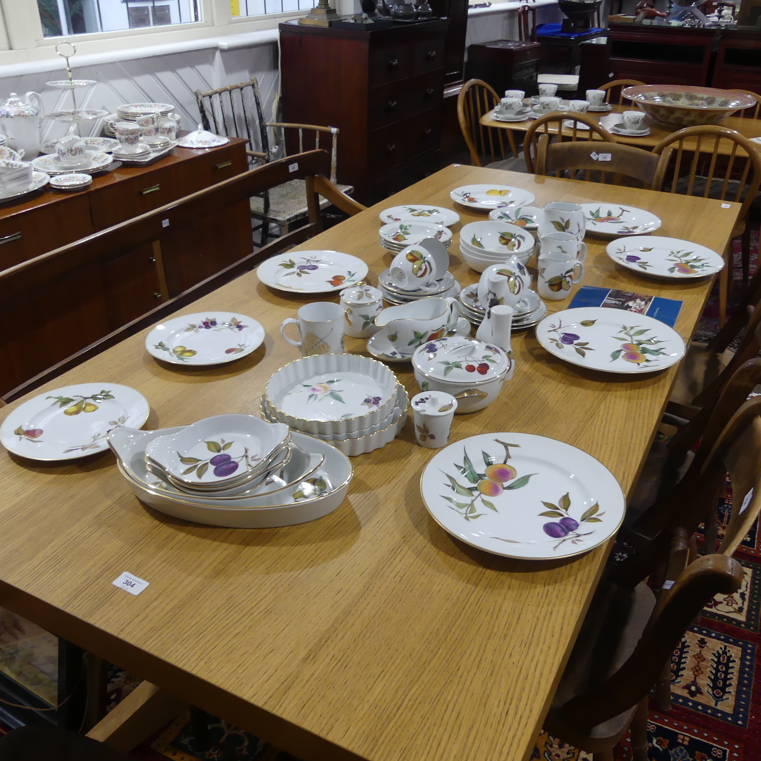 A Royal Worcester 'Evesham' pattern part Dinner Service, to include Dinner Plates, Dessert Plates, - Image 5 of 5