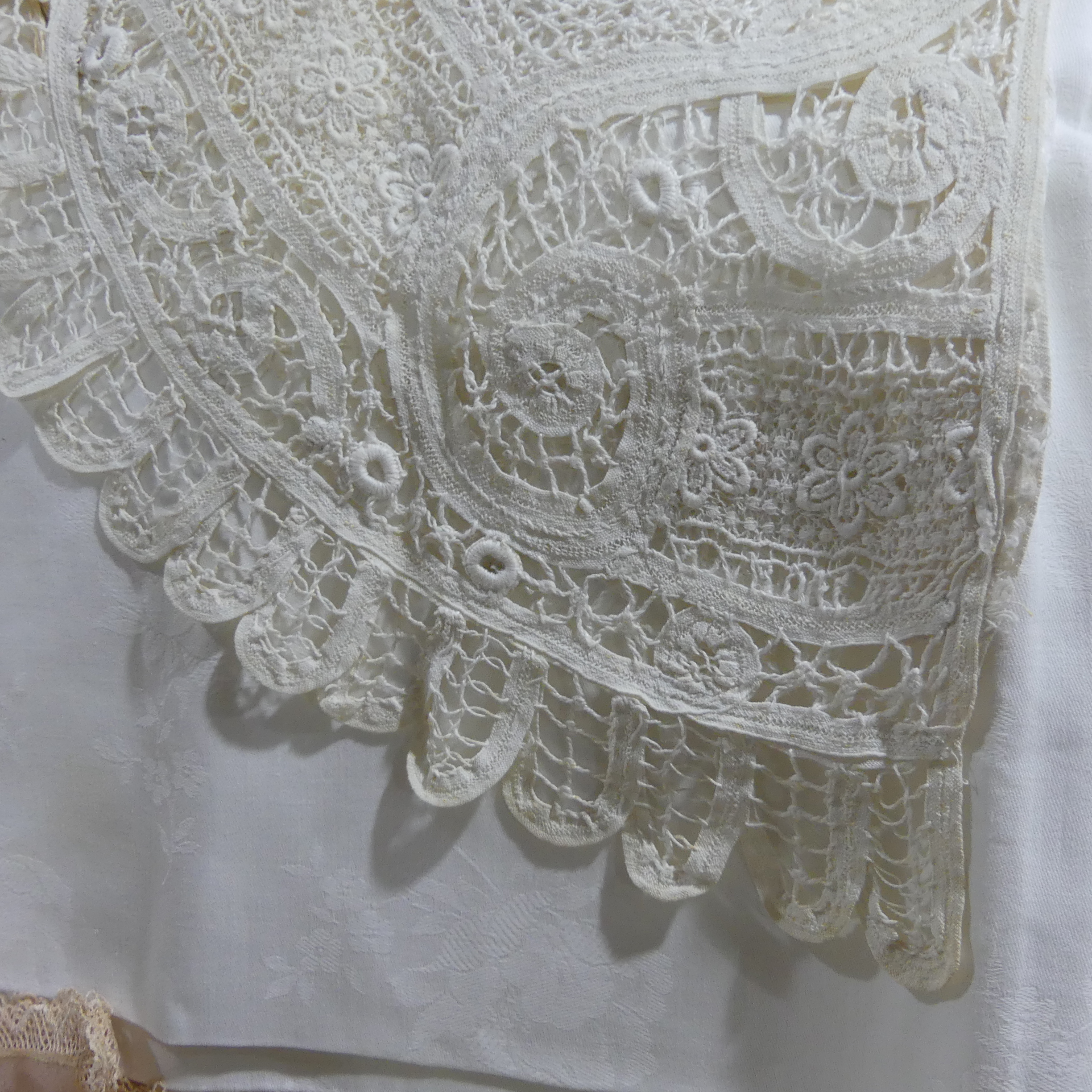 A quantity of Vintage Textiles, including crochet placemats, damask tablecloth, silk - Image 4 of 6