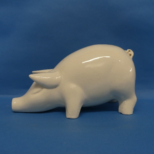 A Wemyss-style white glazed ceramic Pig, probably from The Bovey Pottery but unmarked, L 24cm x H - Bild 2 aus 5