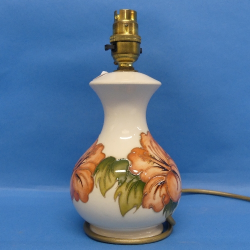 A Moorcroft 'Hibiscus' pattern Lamp, and shade, in cream ground with tube lined decoration, H25cm. - Bild 2 aus 3