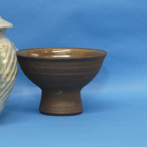 A quantity of Studio Pottery, to include Jano Clarke vase and cover, a footed Bowl by John - Bild 2 aus 5