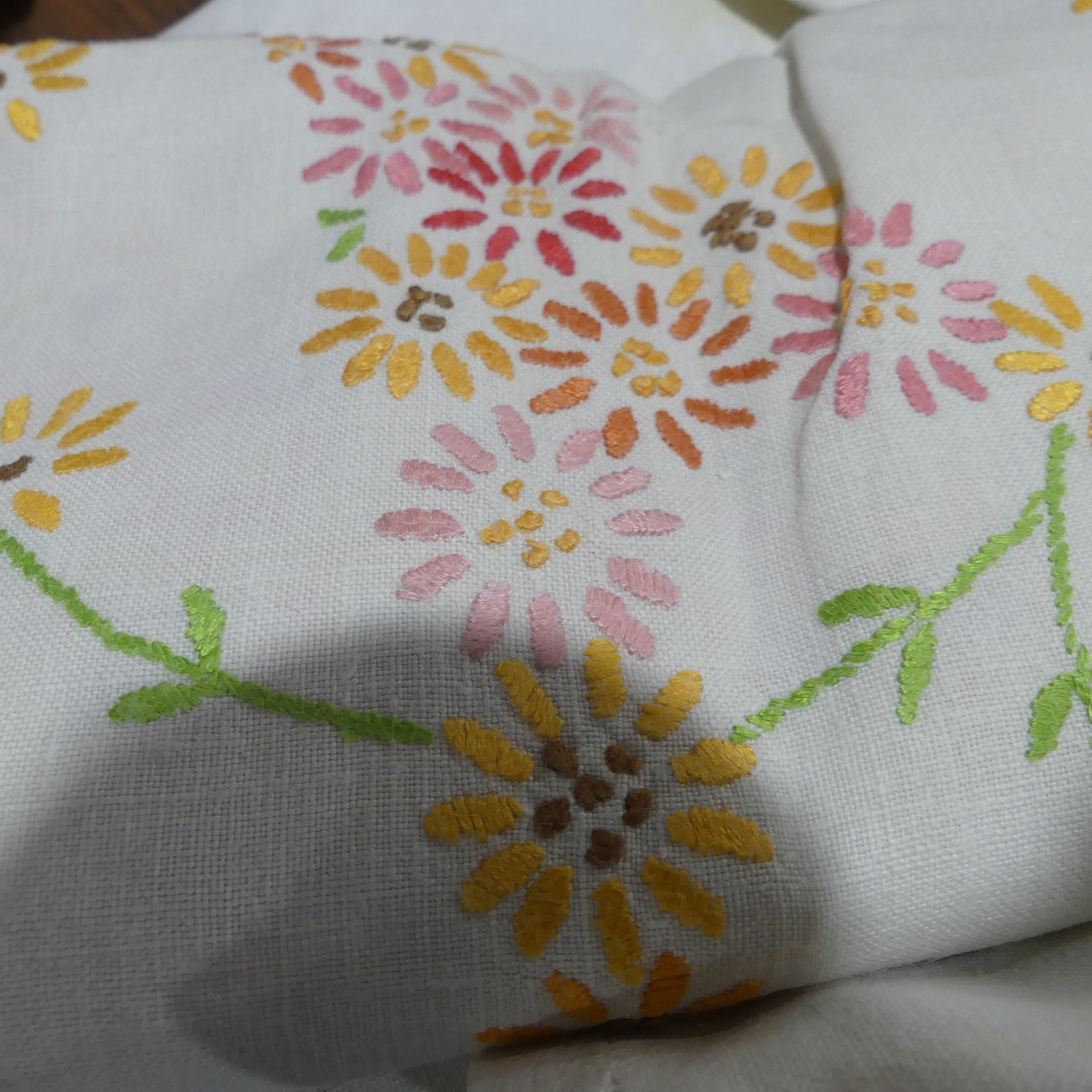 Vintage Textiles: various embroidered table linens, together with a vintage blanket (a lot) - Image 4 of 4