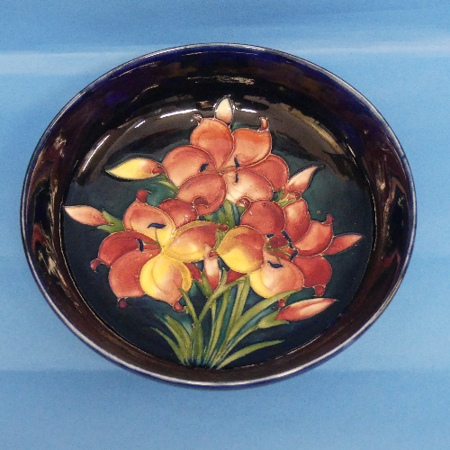 A Moorcroft 'Hibiscus' pattern Bowl, tube lined design in typical style, signed W Moorcroft to base, - Bild 3 aus 4