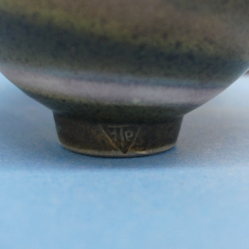 A Poole Pottery Vase, decorated in green PA pattern, together with a Marianne de Trey footed bowl - Bild 3 aus 8