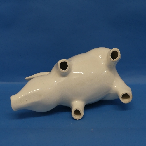 A Wemyss-style white glazed ceramic Pig, probably from The Bovey Pottery but unmarked, L 24cm x H - Bild 3 aus 5