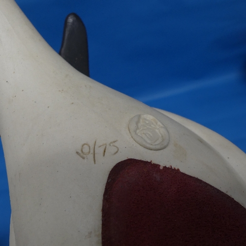 A limited edition Suzie Marsh studio pottery Bird, modelled as a Gannet, (10/75) impressed and - Bild 3 aus 5