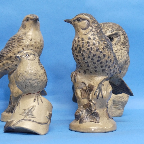 A small quantity of Poole Pottery Birds, to include two perched Owls, two smaller Owls, and three - Bild 3 aus 5