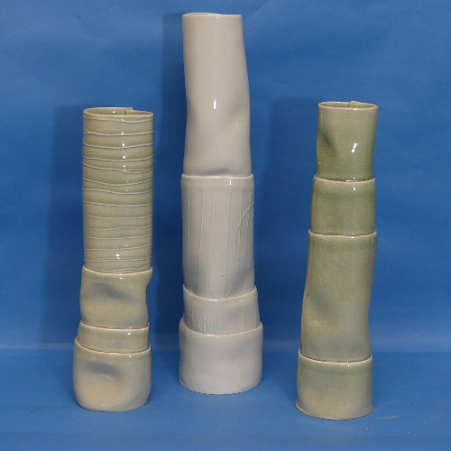 A trio of modern chimney-like Vases, in pale green shades, with tube lined decoration, the tallest - Bild 2 aus 4