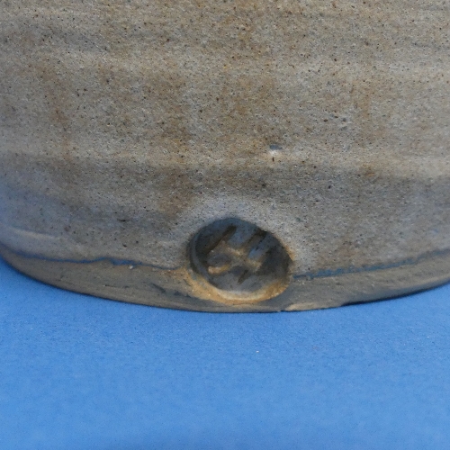 A quantity of Studio Pottery, to include two lidded Pots, depicting mice upon them, a Cheese dish, - Bild 5 aus 5