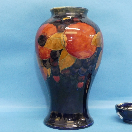 A Walter Moorcroft 'Pomegranate' pattern Baluster Vase, with tube-lined decoration of typical - Bild 2 aus 7