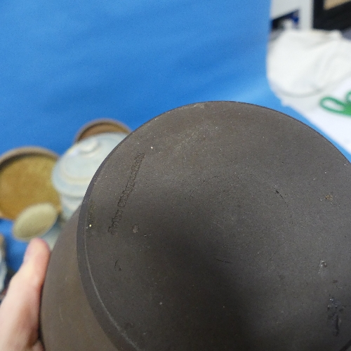 A quantity of Studio Pottery, to include Jano Clarke vase and cover, a footed Bowl by John - Bild 3 aus 5