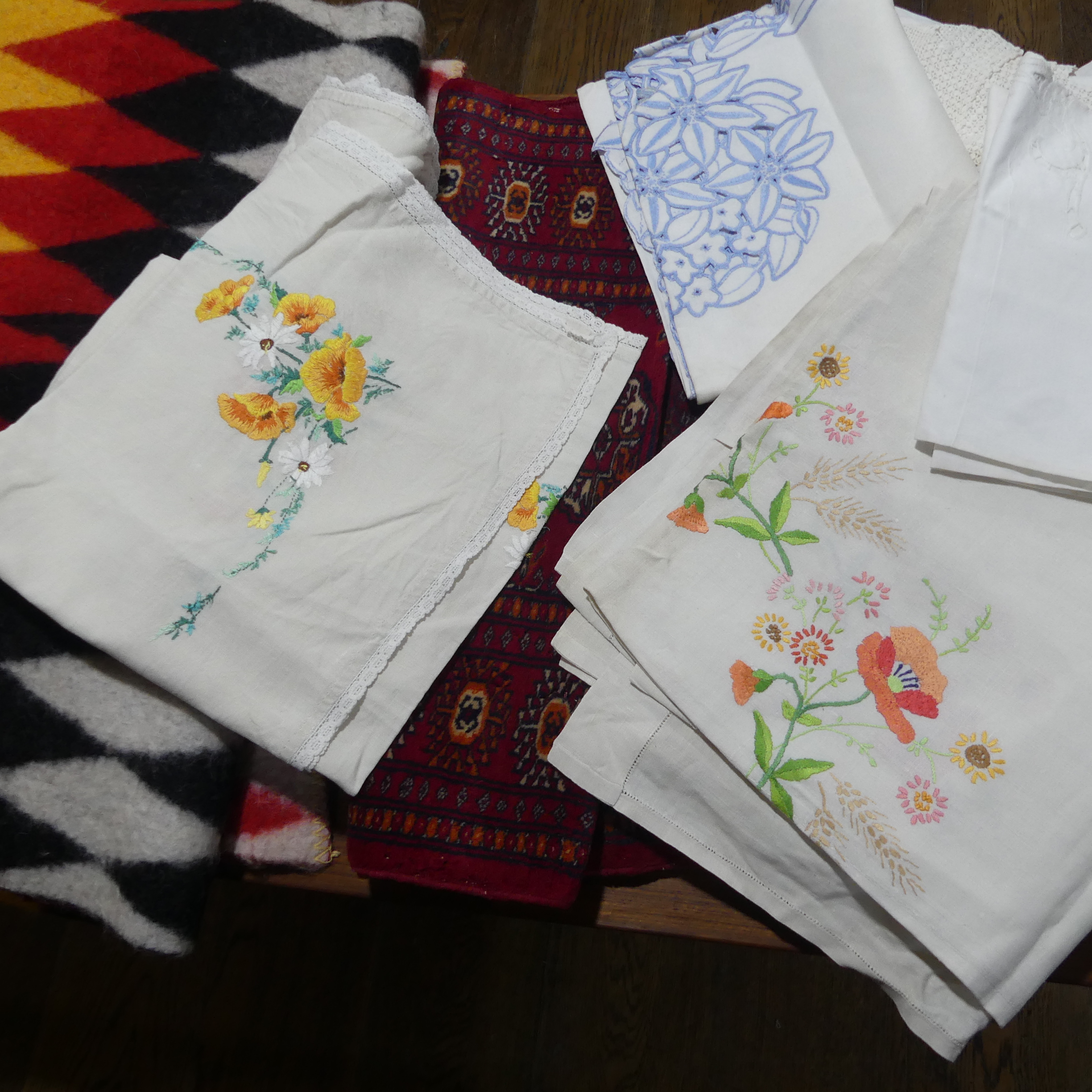 Vintage Textiles: various embroidered table linens, together with a vintage blanket (a lot)