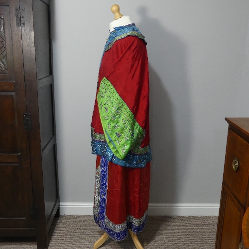 An early 20thC Chinese figured red silk Wedding Robe, edged with contrasting fabric and shaped - Image 5 of 10