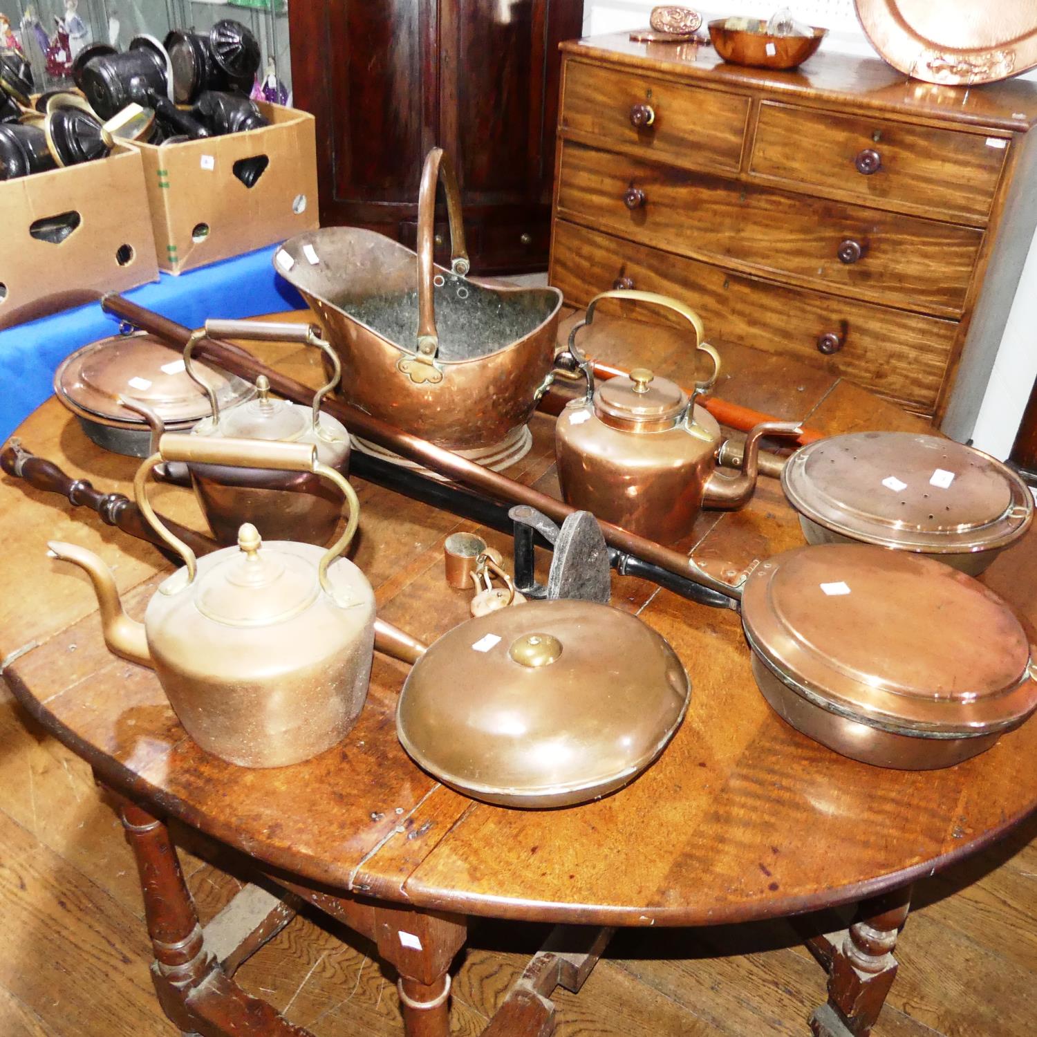 A quantity of antique Copperwares, to include five Warming Pans, two Kettles, Coal Scuttle, etc (a - Image 2 of 2