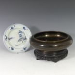 A 'Nanking Cargo' Chinese blue and white porcelain Plate, decorated with a pagoda amongst trees, dia