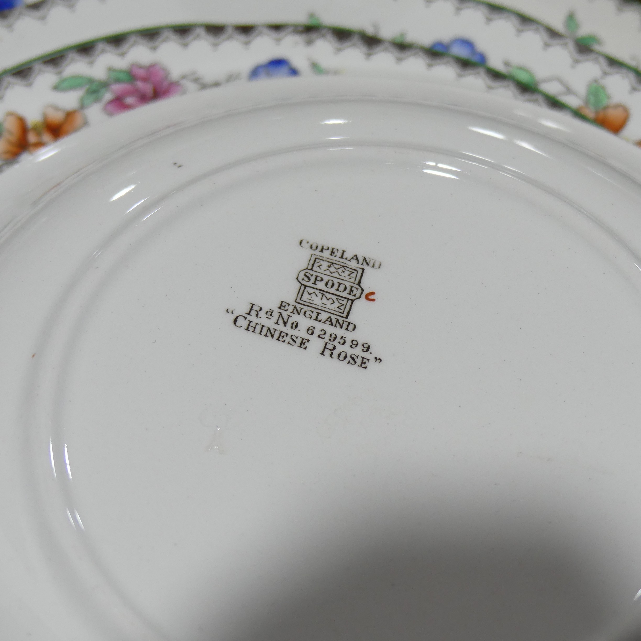 A Spode 'Chinese Rose' pattern Dinner Service, for twelve place settings, comprising Dinner - Image 4 of 4