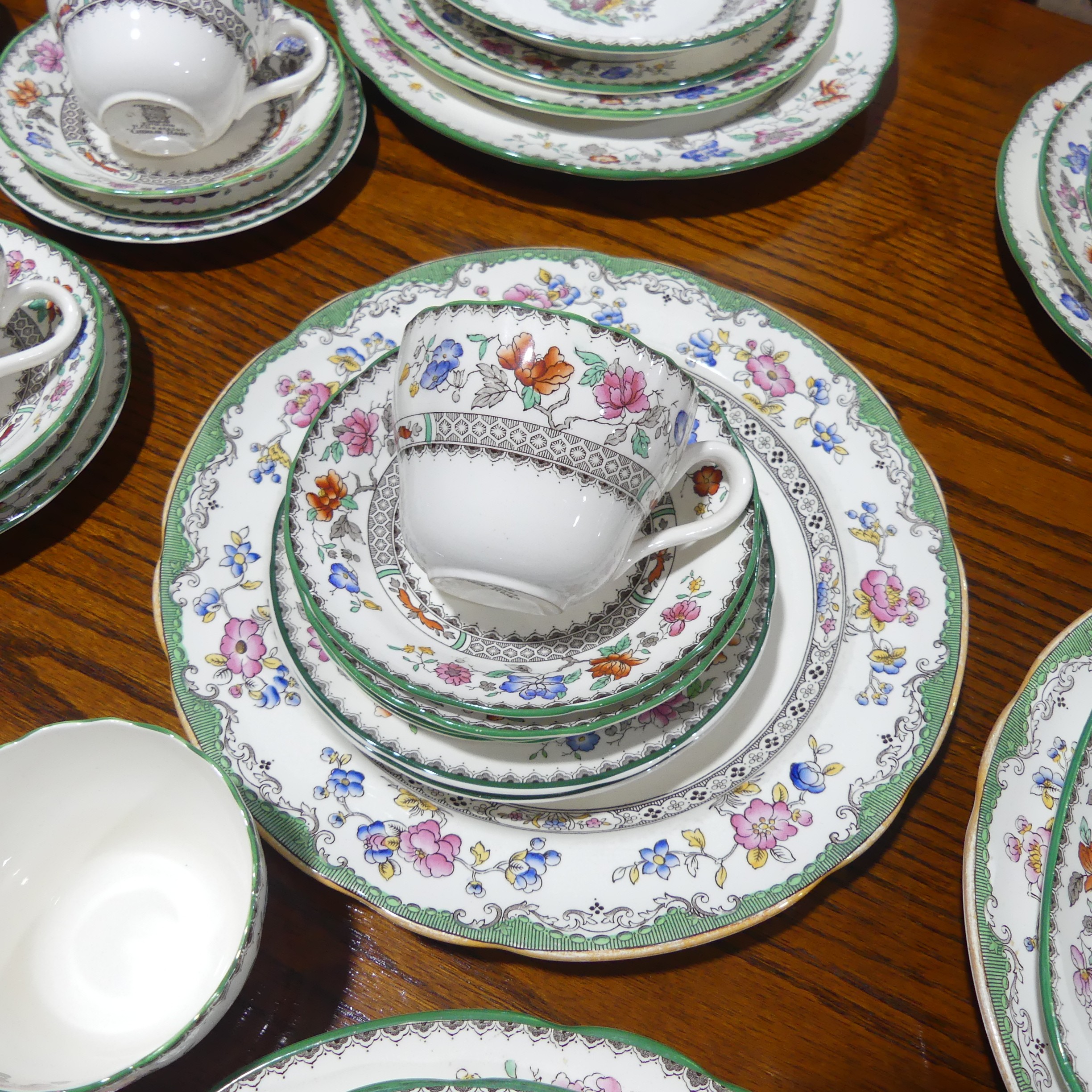 A Spode 'Chinese Rose' pattern Dinner Service, for twelve place settings, comprising Dinner - Image 3 of 4