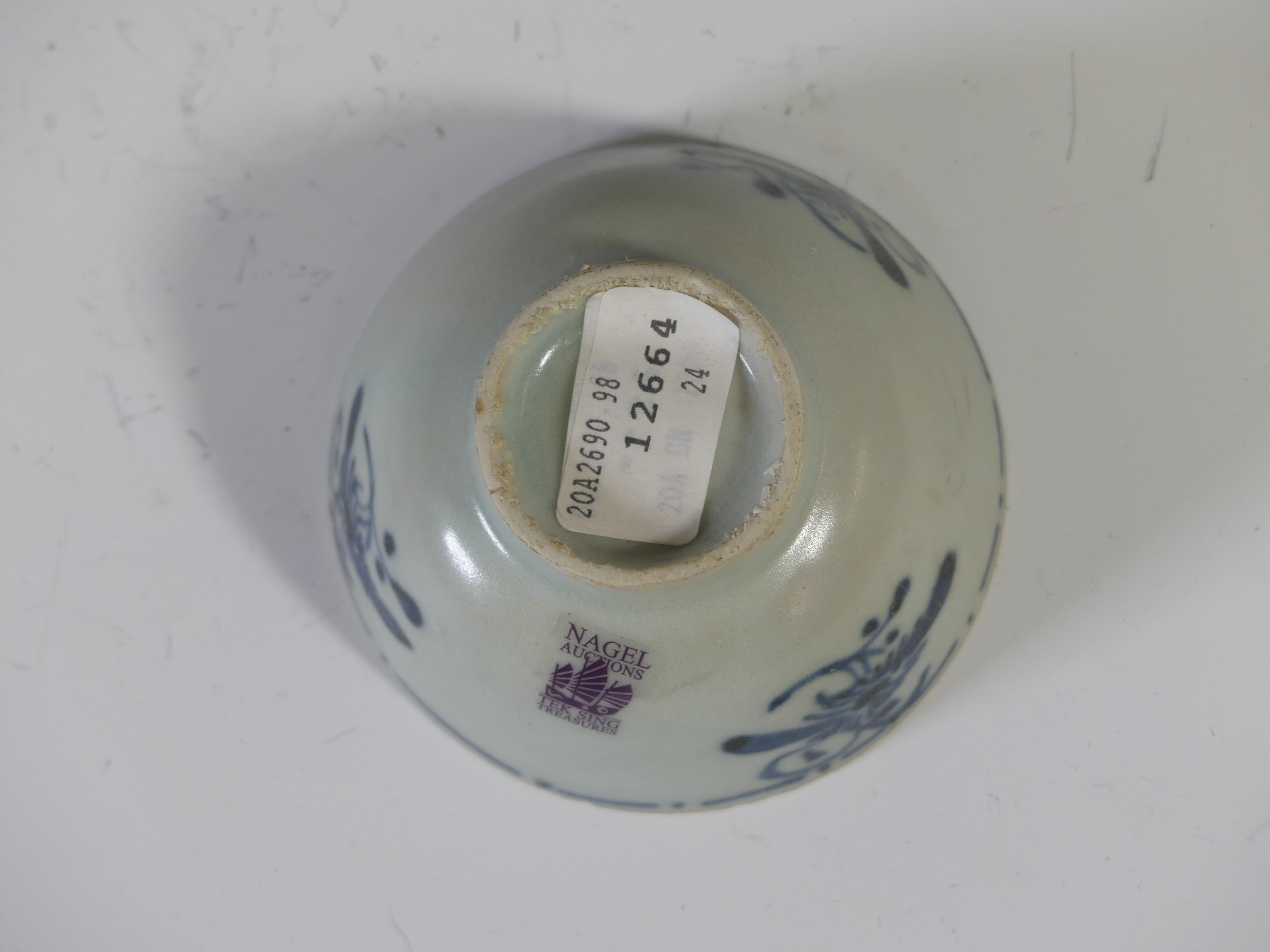 A Chinese Export 'Tek Sing Treasures' blue and white porcelain Tea Bowl and Saucer, decorated with a - Image 5 of 6