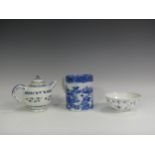 A large early 19thC pearlware blue and white Tankard, decorated with Chinoiserie design H 15cm,