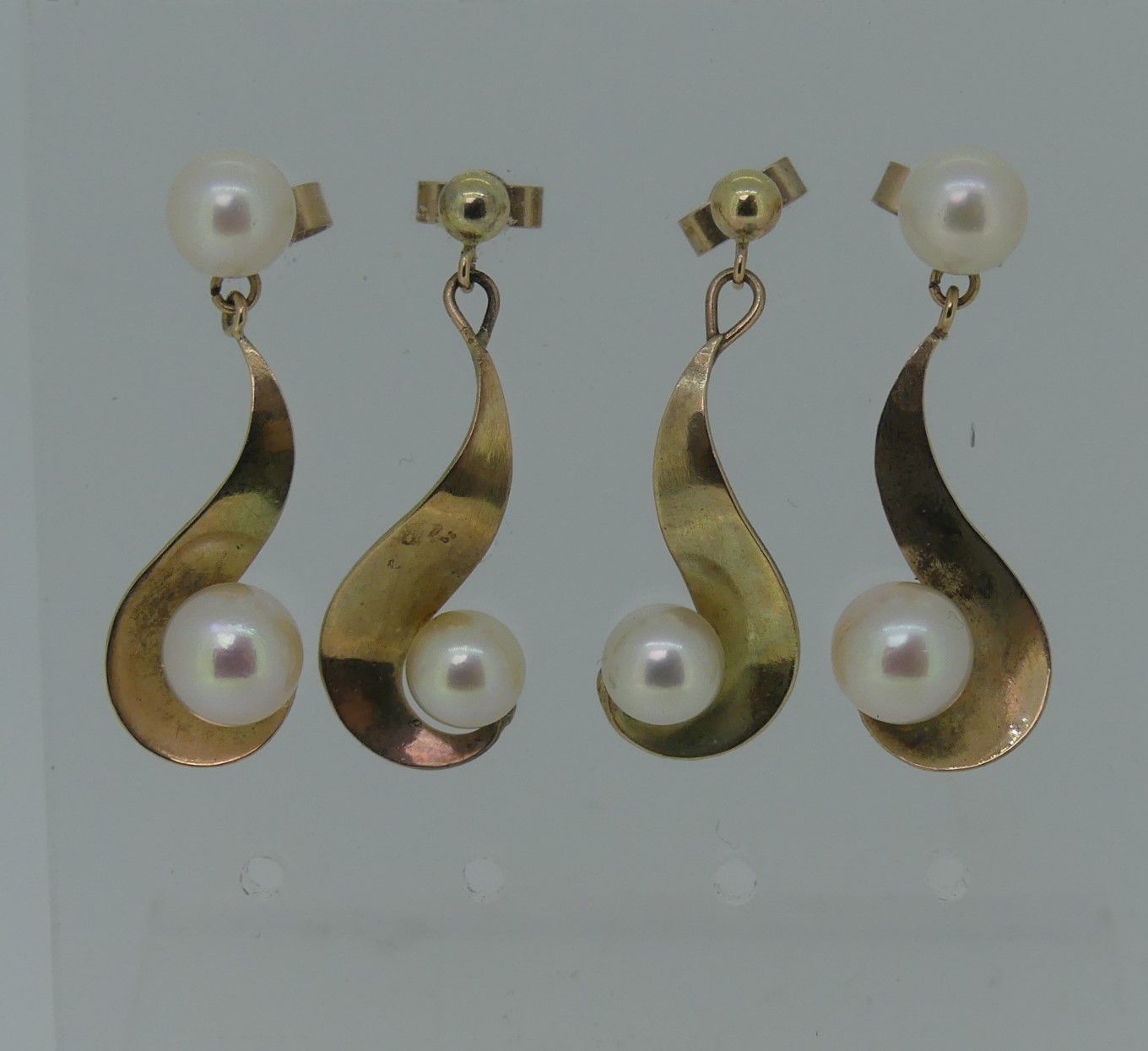 An unmarked gold and cultured pearl Necklace, tests as 9ct, with two pairs of matching earrings, - Image 5 of 5