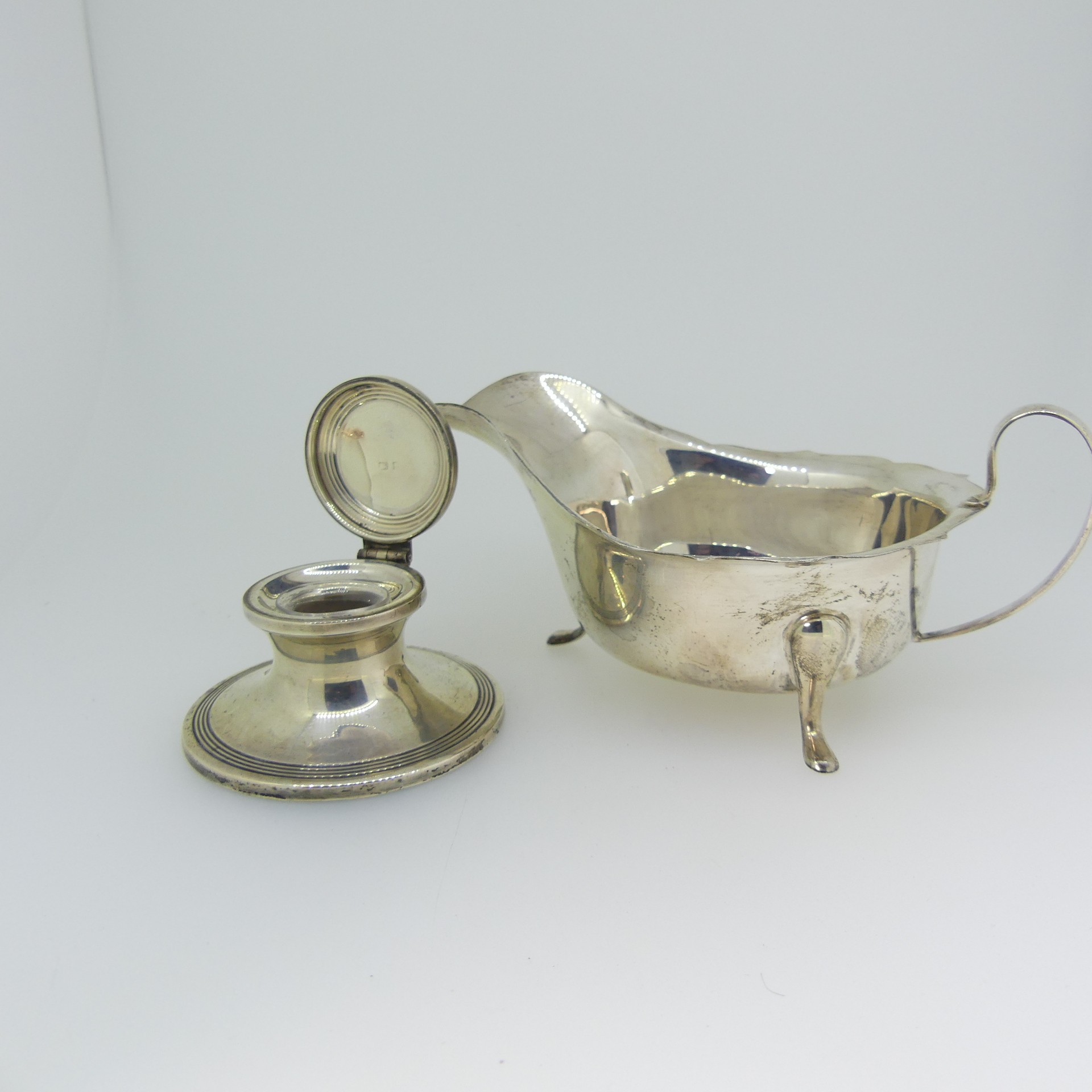 An Edwardian silver Capstan Inkwell, hallmarked Birmingham 1909, of traditional form with reeded