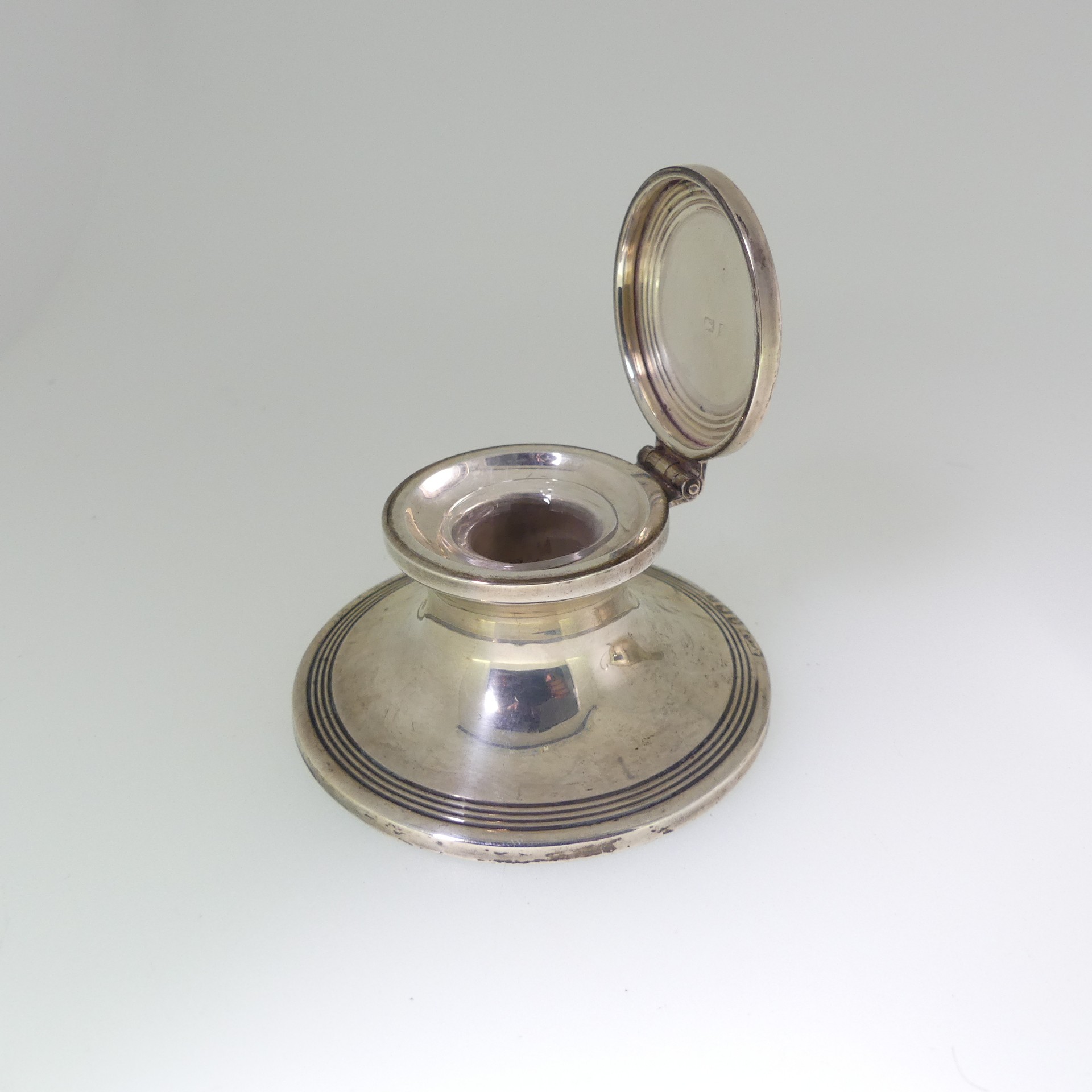 An Edwardian silver Capstan Inkwell, hallmarked Birmingham 1909, of traditional form with reeded - Image 3 of 6