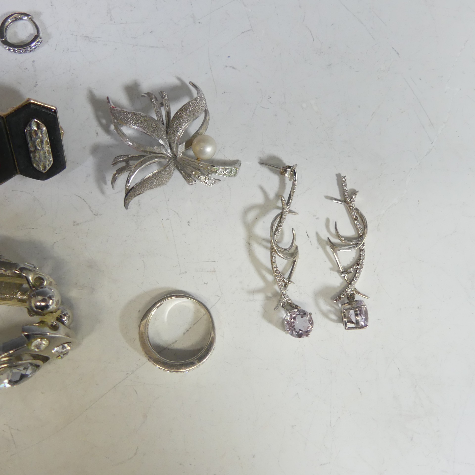 A small quantity of Costume Jewellery, including a silver Celtic style brooch, a silver necklace - Image 16 of 17