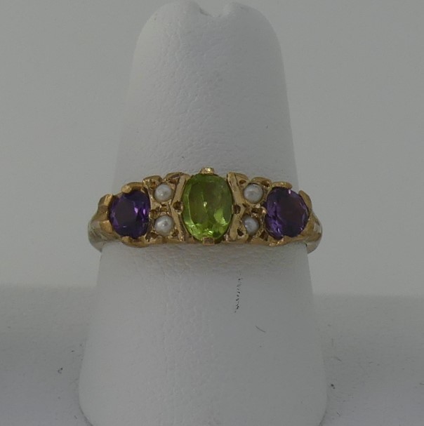A Suffragette style three stone Ring, the central oval peridot with a circular amethyst on either - Image 4 of 4