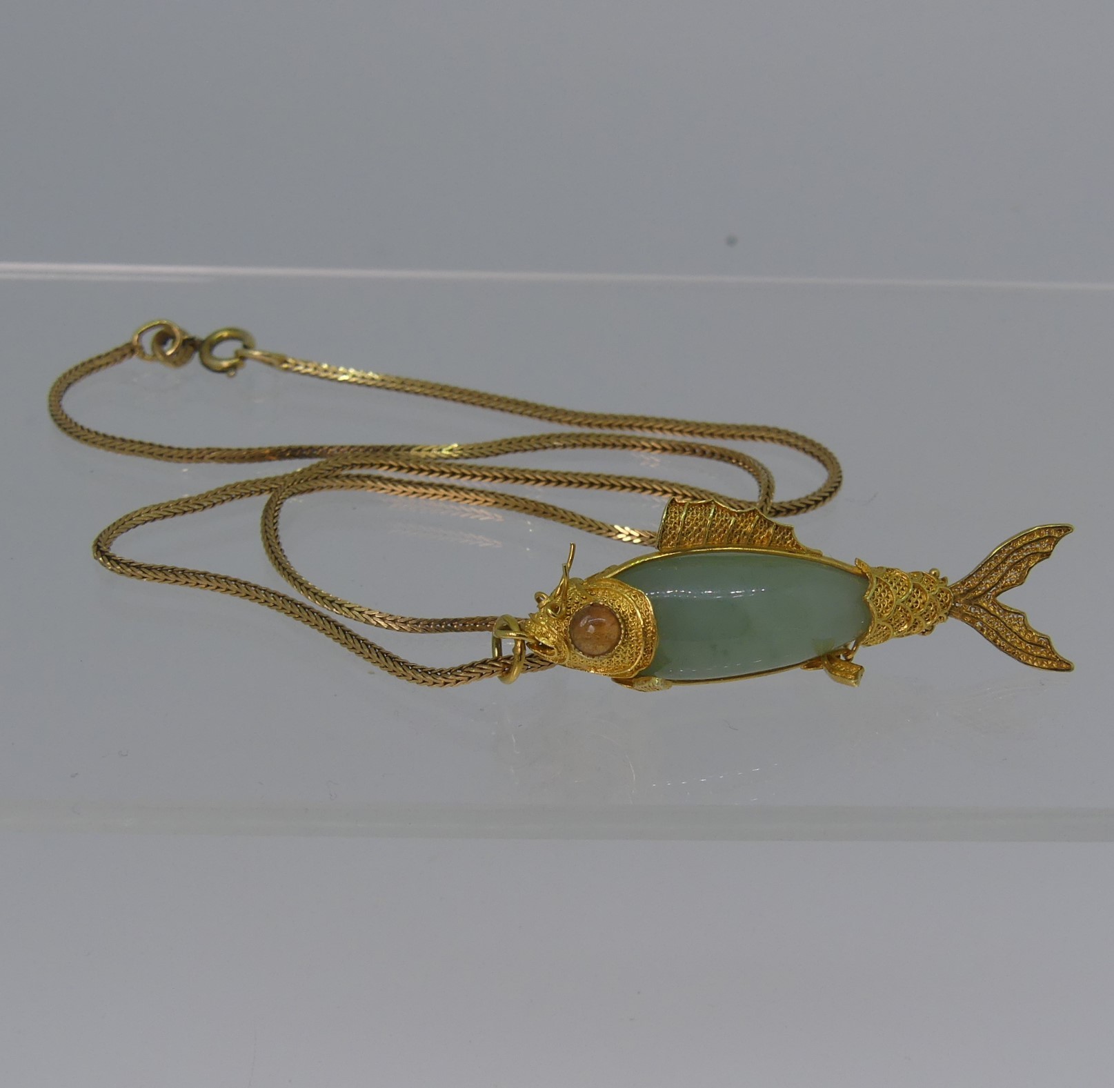 A 14ct filigree gold mounted jade Fish Pendant, with articulated tail, 4.7cm long, on a 9ct yellow - Image 3 of 3