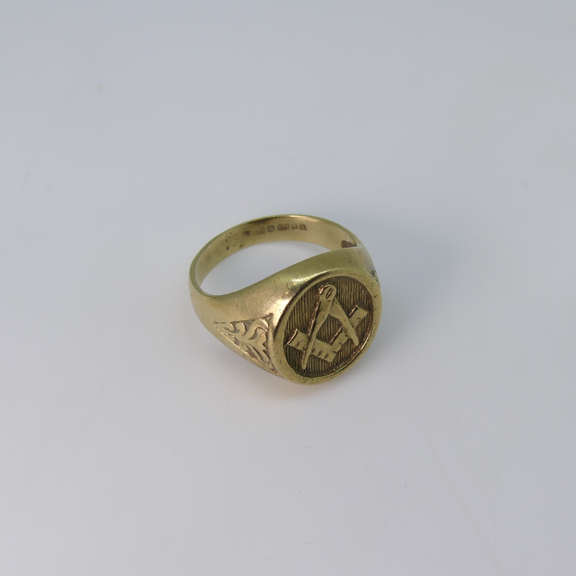 Masonic Interest; A 9ct yellow gold Signet Ring, the oval front with set quare and compass, Size - Image 5 of 5