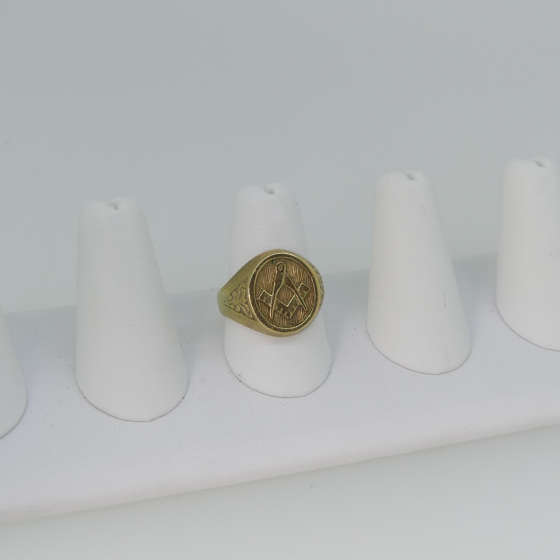 Masonic Interest; A 9ct yellow gold Signet Ring, the oval front with set quare and compass, Size - Image 3 of 5