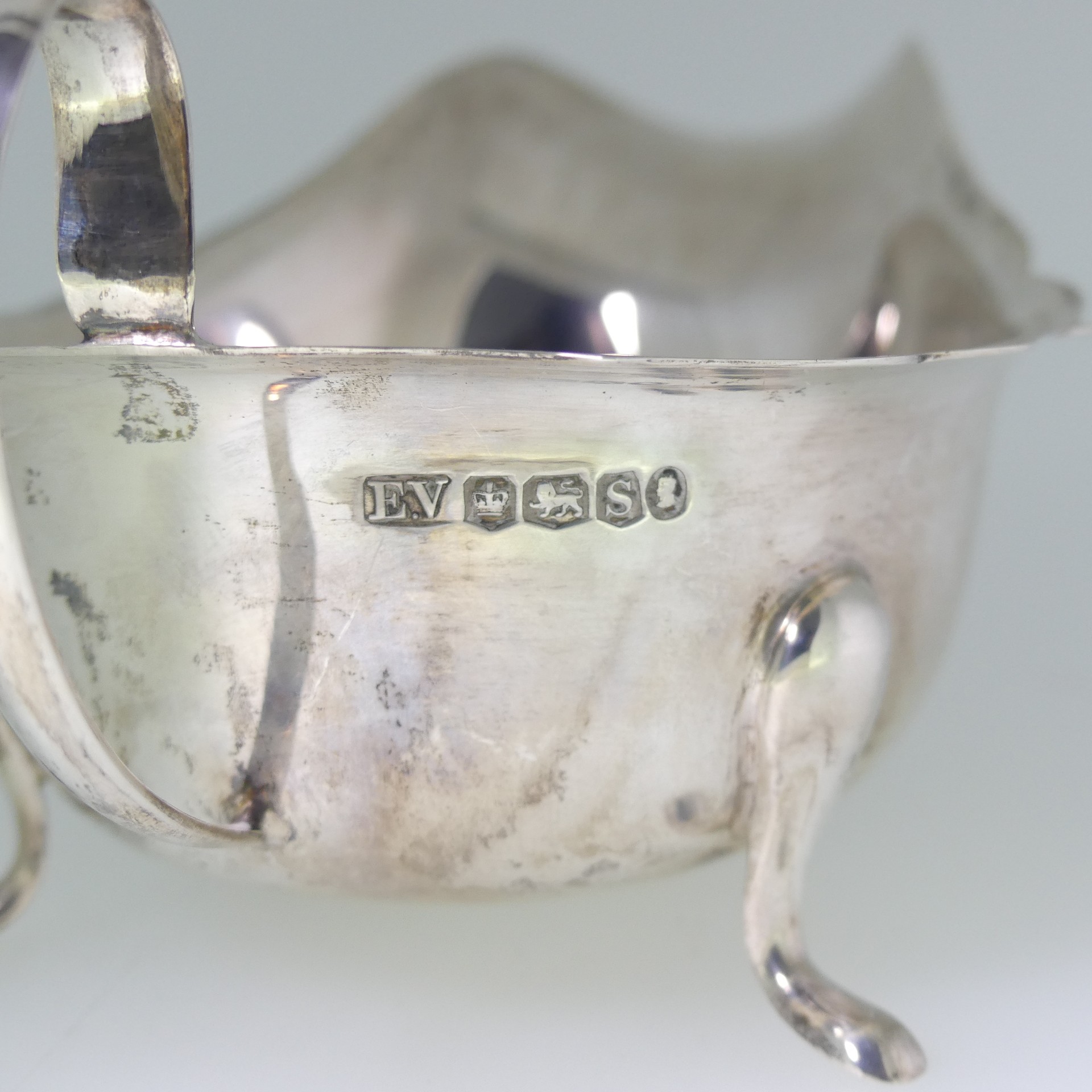 An Edwardian silver Capstan Inkwell, hallmarked Birmingham 1909, of traditional form with reeded - Image 6 of 6