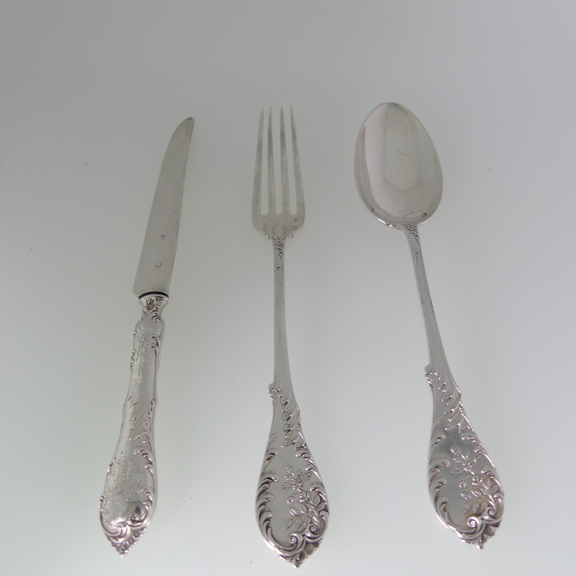 An early 20thC French silver Fork and Spoon, by Page Freres, with foliate decoration, the reverses - Image 2 of 5