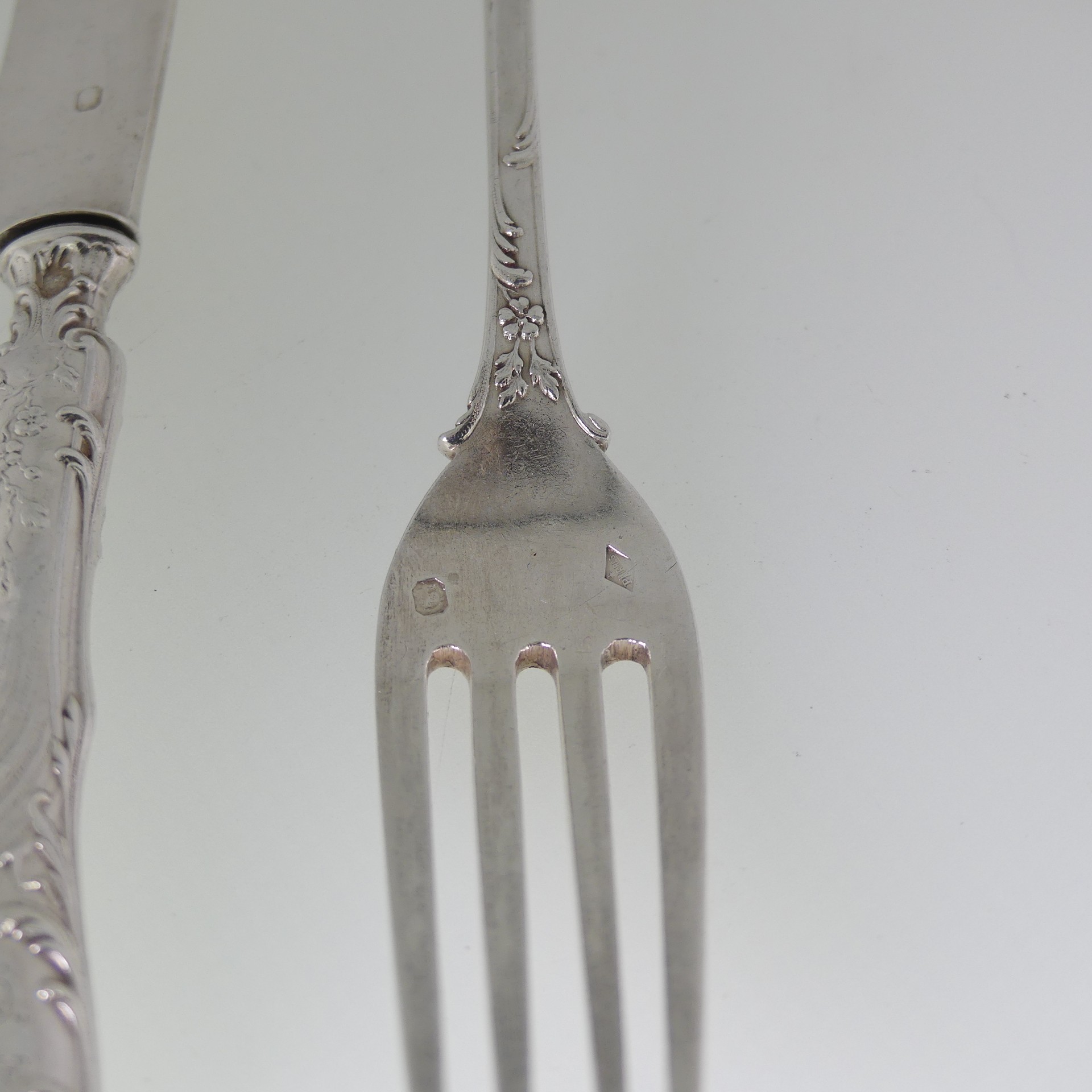 An early 20thC French silver Fork and Spoon, by Page Freres, with foliate decoration, the reverses - Image 4 of 5