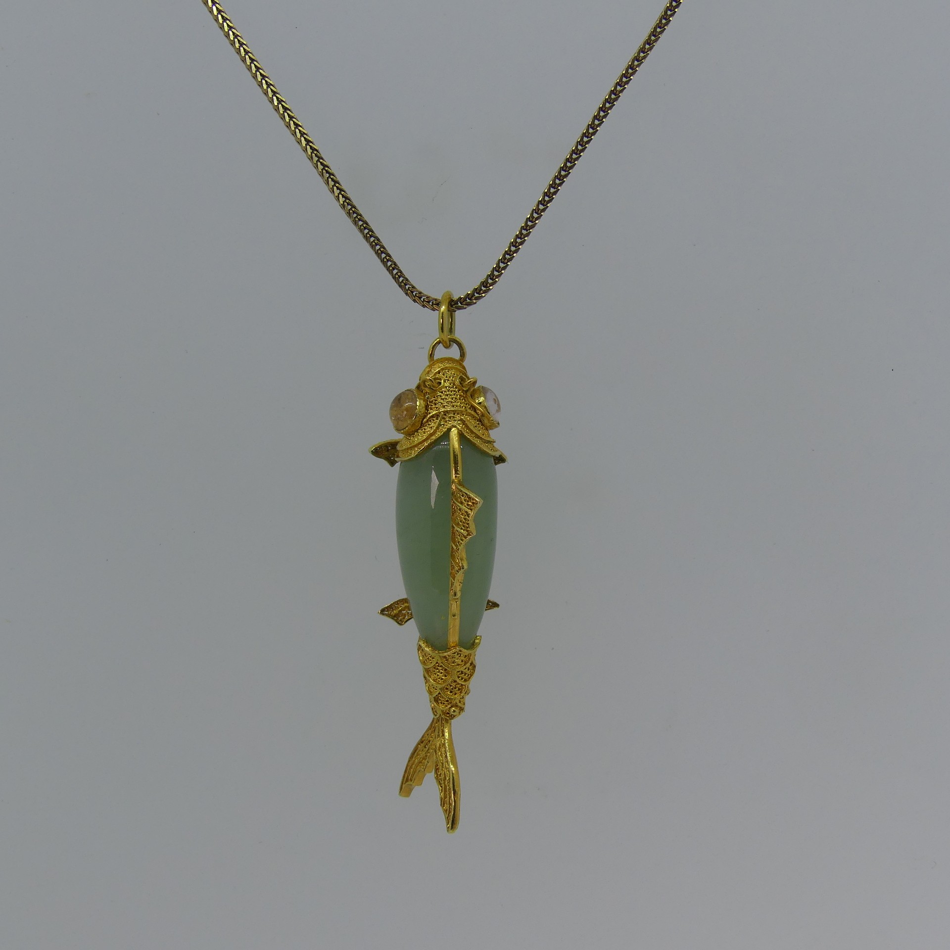 A 14ct filigree gold mounted jade Fish Pendant, with articulated tail, 4.7cm long, on a 9ct yellow - Image 2 of 3