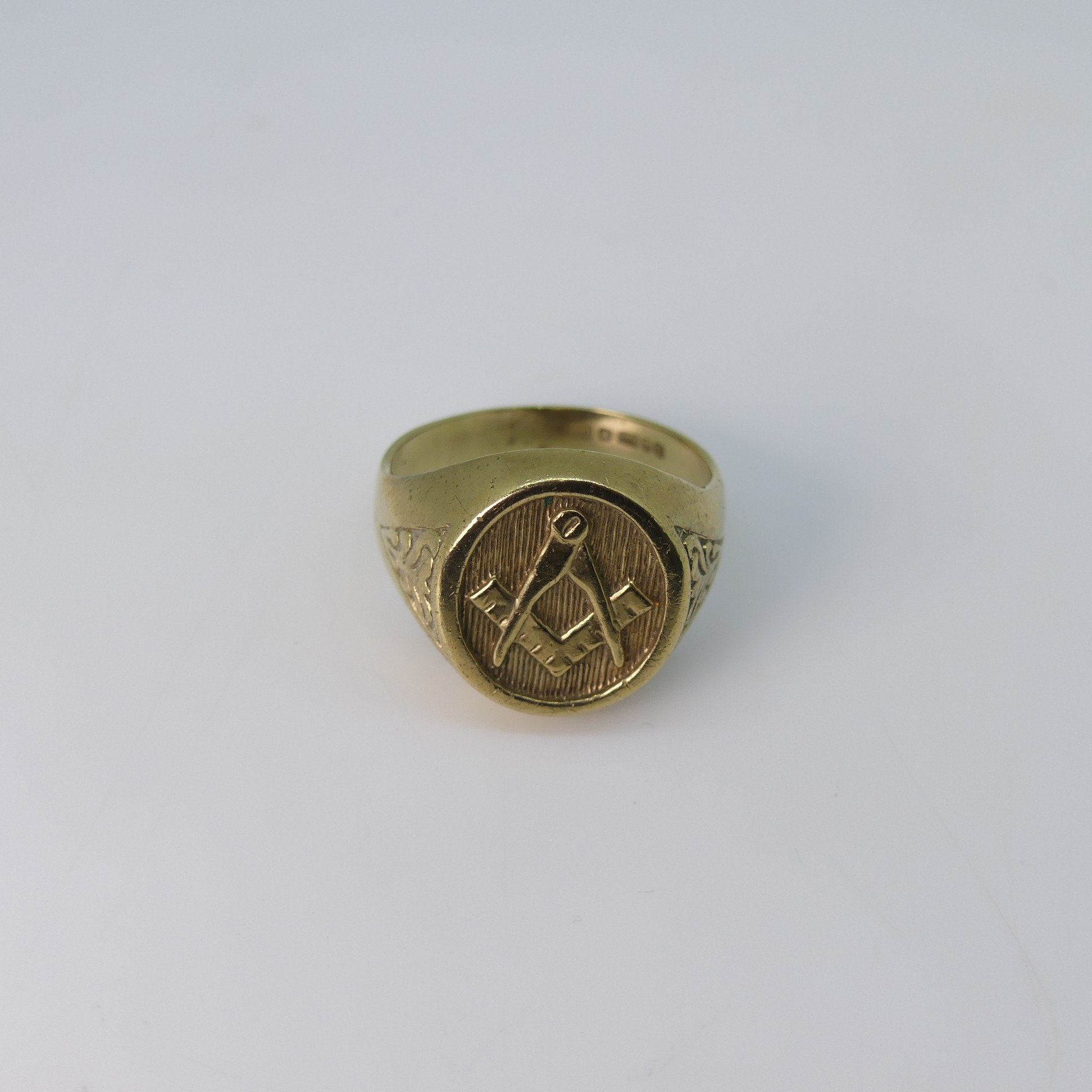 Masonic Interest; A 9ct yellow gold Signet Ring, the oval front with set quare and compass, Size - Image 4 of 5