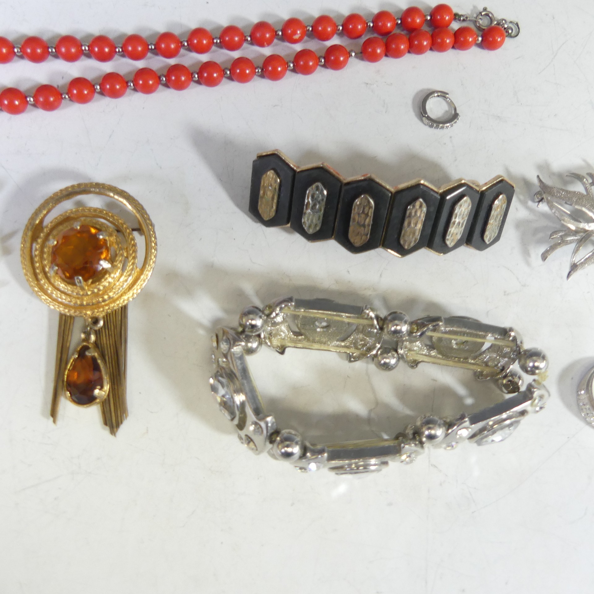 A small quantity of Costume Jewellery, including a silver Celtic style brooch, a silver necklace - Image 17 of 17