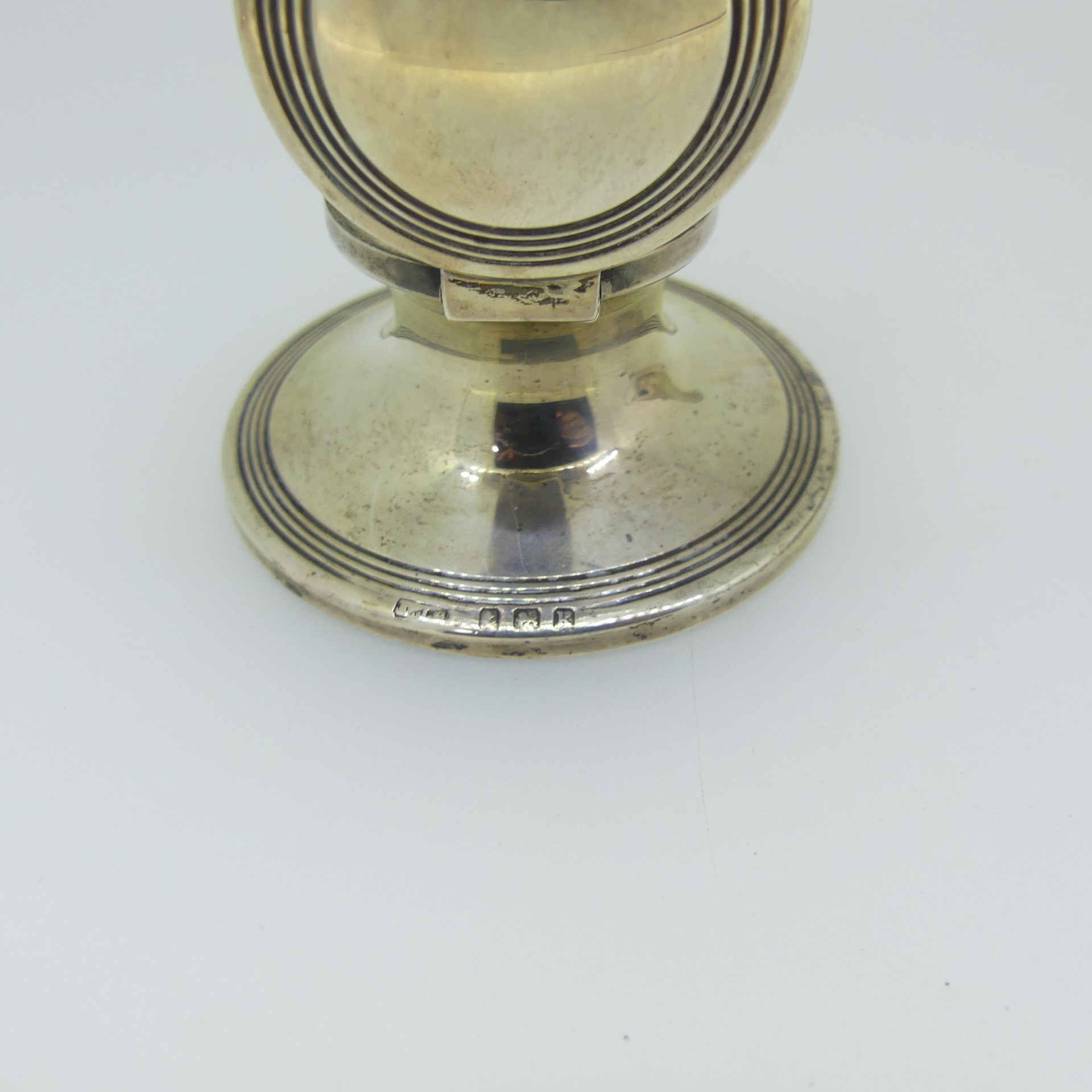 An Edwardian silver Capstan Inkwell, hallmarked Birmingham 1909, of traditional form with reeded - Image 2 of 6