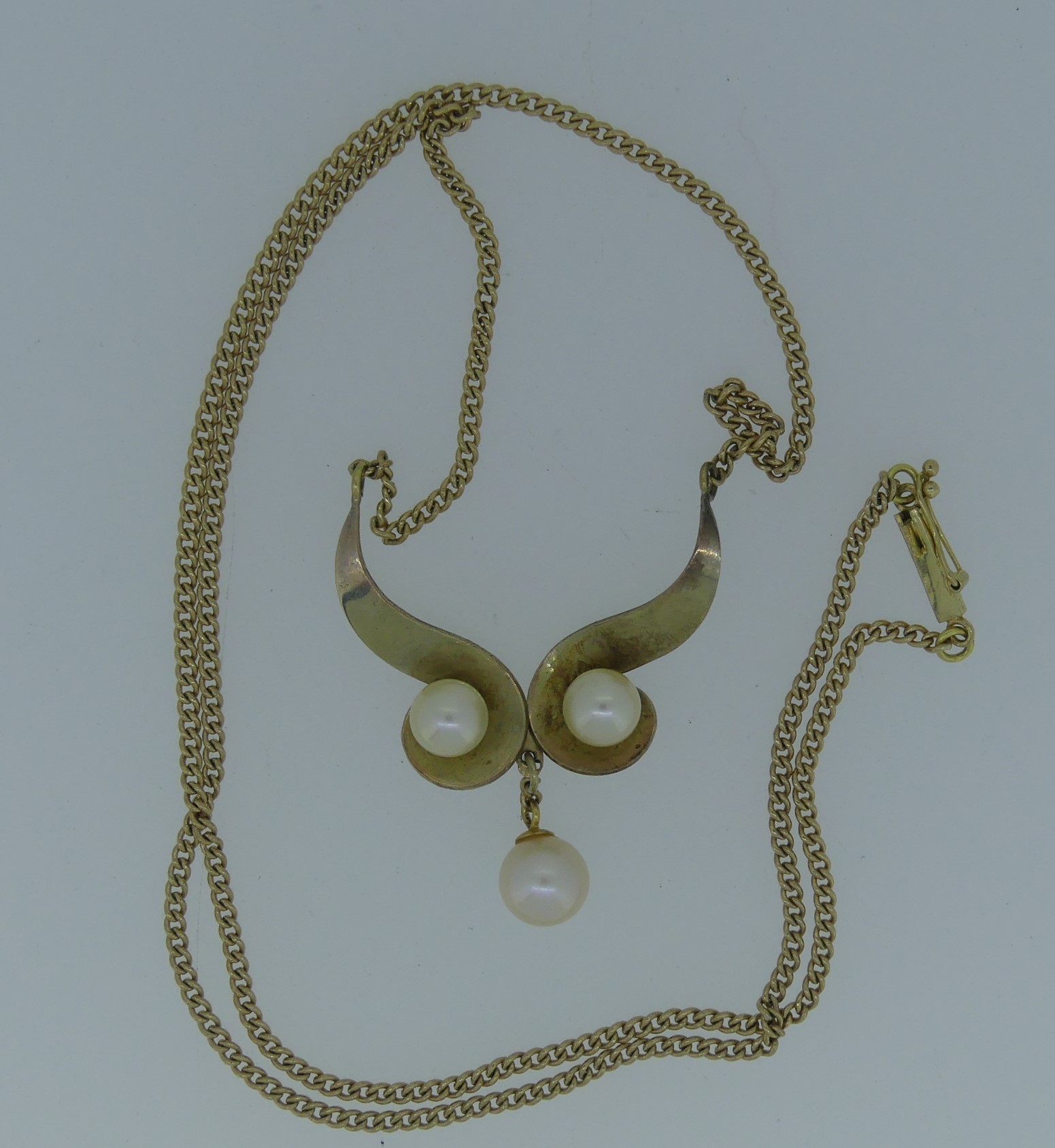 An unmarked gold and cultured pearl Necklace, tests as 9ct, with two pairs of matching earrings, - Image 3 of 5