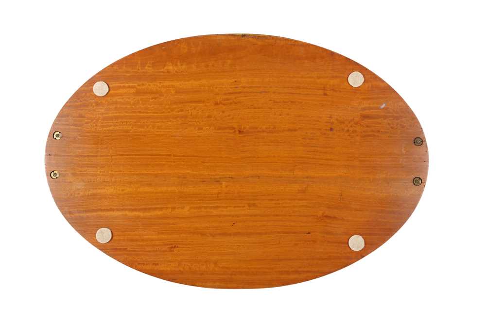 AN EDWARDIAN SATINWOOD AND PAINTED OVAL TRAY, IN THE SHERATON STYLE - Bild 4 aus 4