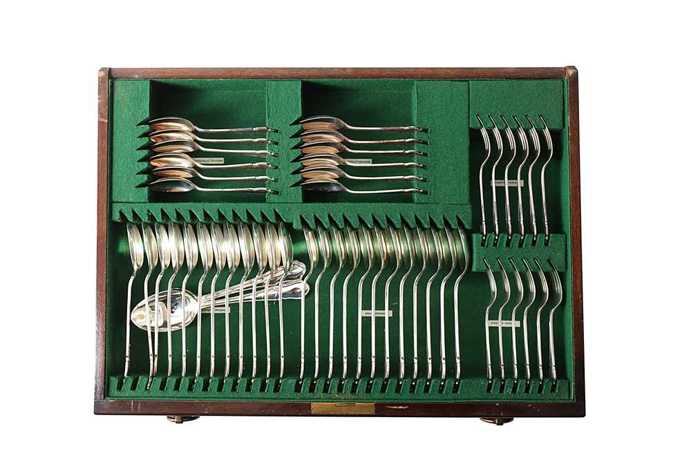 A 20TH CENTURY MAHOGANY THREE DRAWER CANTEEN OF SILVER PLATED CUTLERY - Bild 2 aus 12