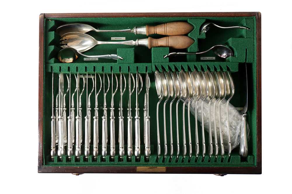 A 20TH CENTURY MAHOGANY THREE DRAWER CANTEEN OF SILVER PLATED CUTLERY - Bild 4 aus 12