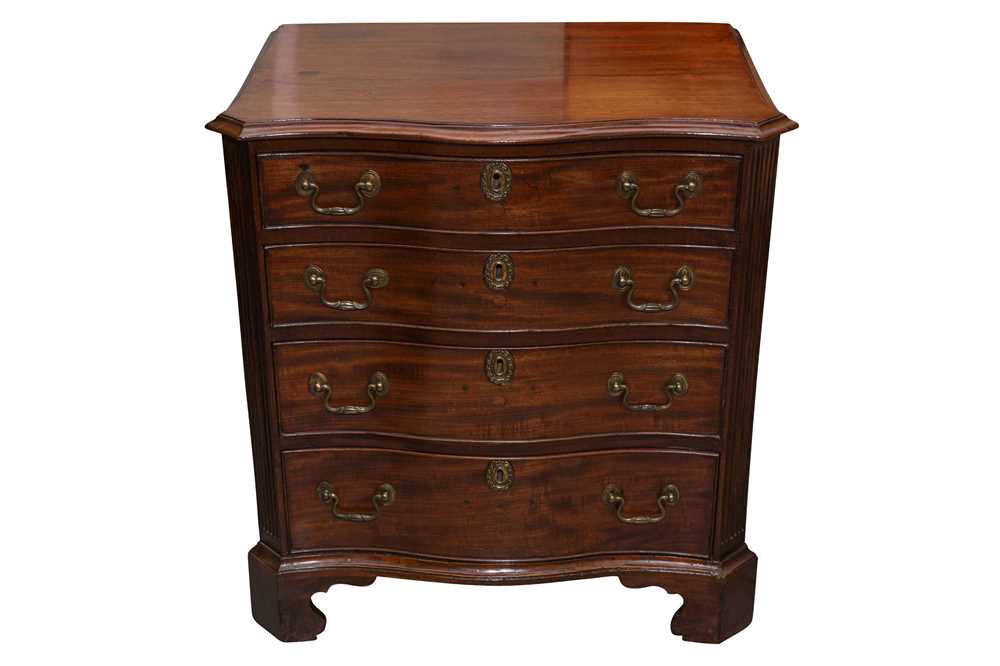 A GEORGE III MAHOGANY BACHELORS CHEST